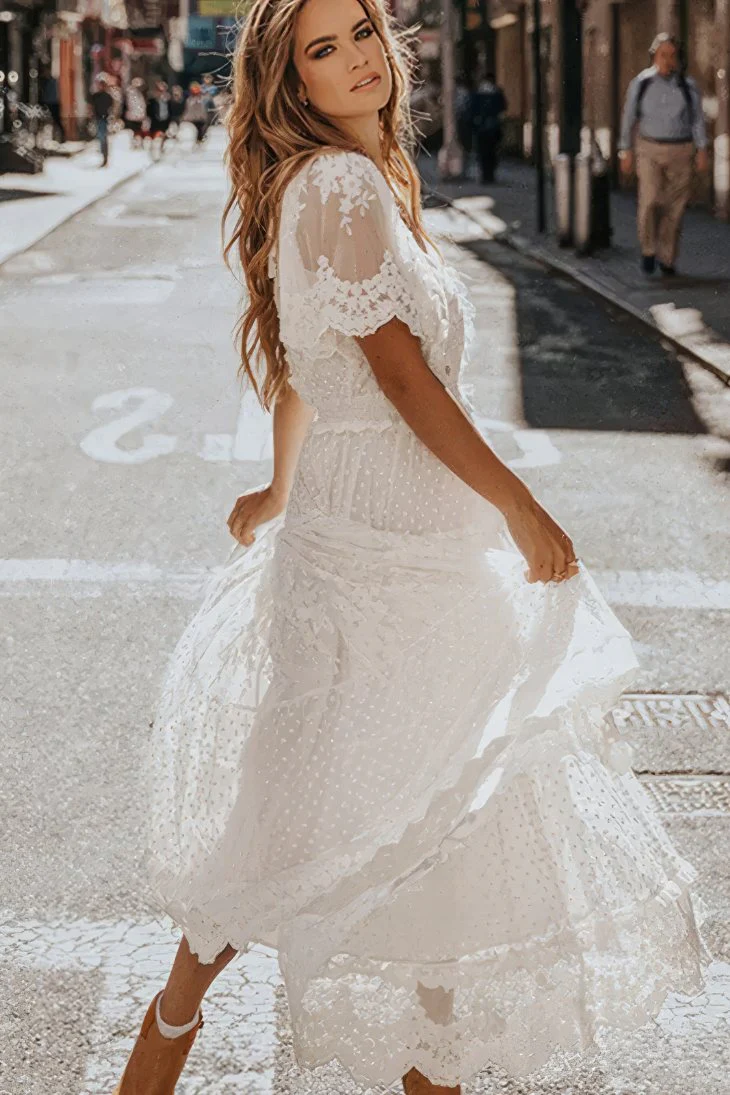 Robe Demoiselle D'Honneur Blanche Dentelle Broderie Florale Midi Col V Manches Courtes - Bianca – Image 3